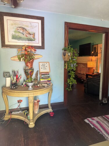 Budget Private Room in Shared Home 18+ - Host On-Site - Near Beach