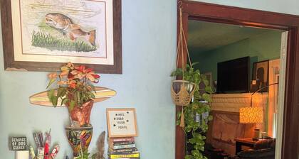 Budget Private Room in Shared Home 18+ - Host On-Site - Near Beach