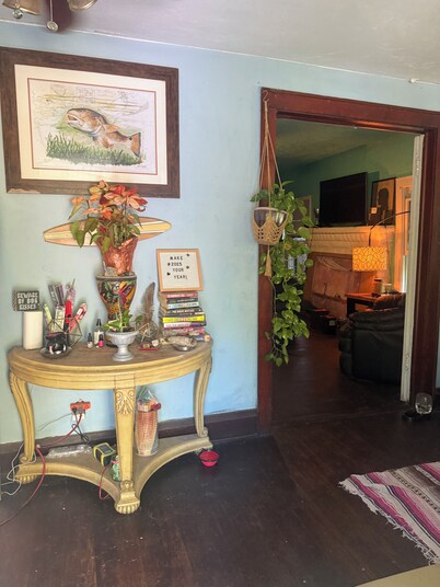 Budget Private Room in Shared Home 18+ - Host On-Site - Near Beach