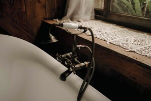 淋浴设施、吹风机、毛巾、肥皂