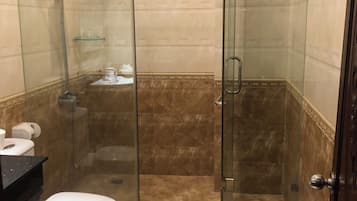 Een douche, een haardroger, handdoeken, zeep