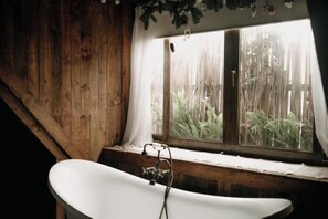 تجهيزات دش، مجففات شعر، مناشف، صابون