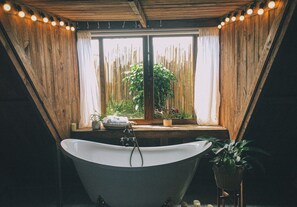 Shower, hair dryer, towels, soap - Free public nudes house (Hà Nội)