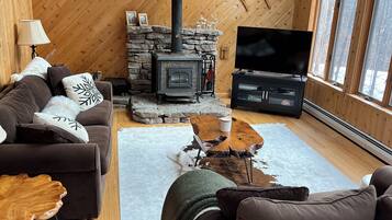 Een smart-tv, een open haard, videogames en tafelvoetbal