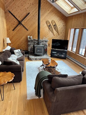 Smart TV, lareira, videogames, pebolim