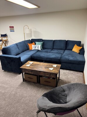 Smart-TV, Kamin, Videospiele, Tischfußball