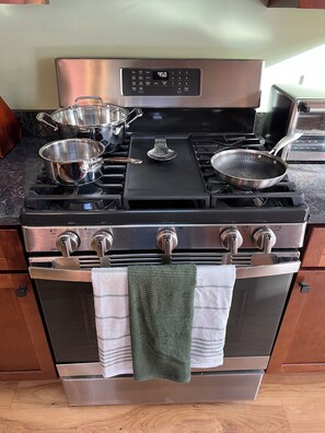 Geladeira, micro-ondas, fogão, cooktop