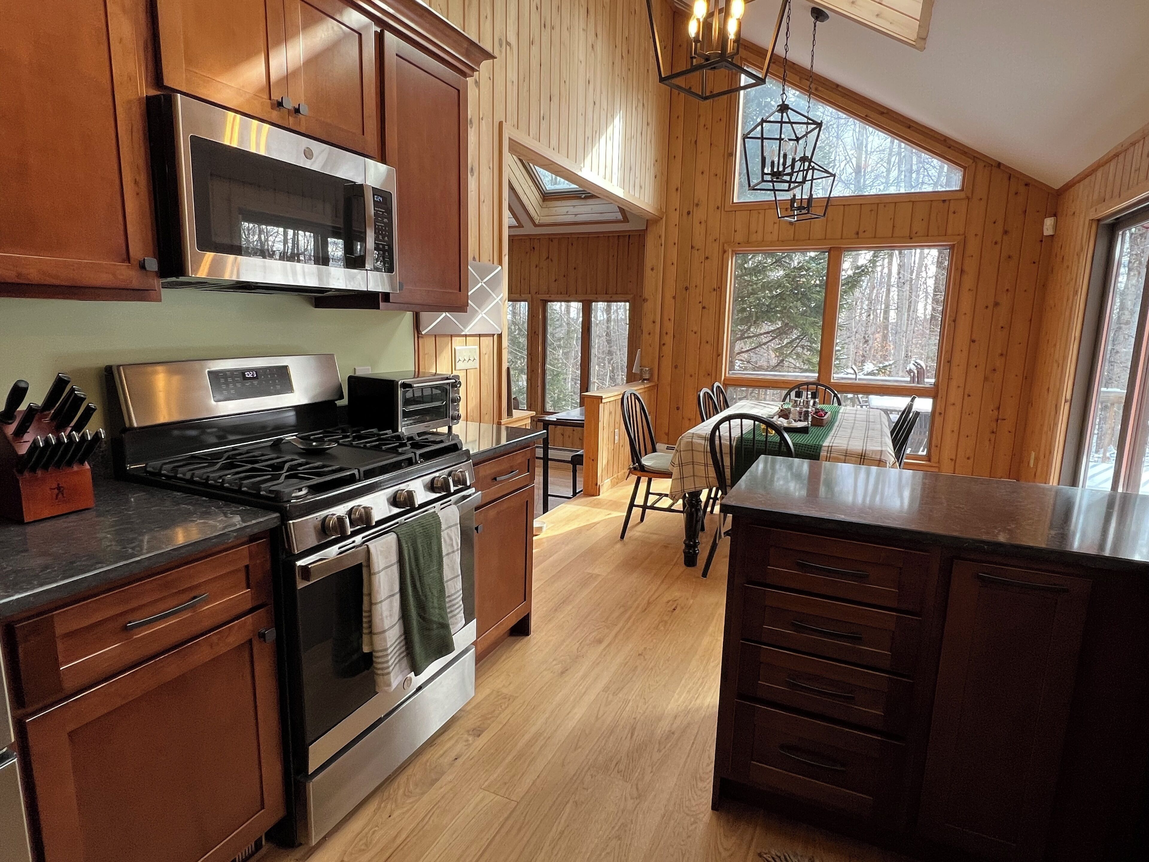 Geladeira, micro-ondas, fogão, cooktop