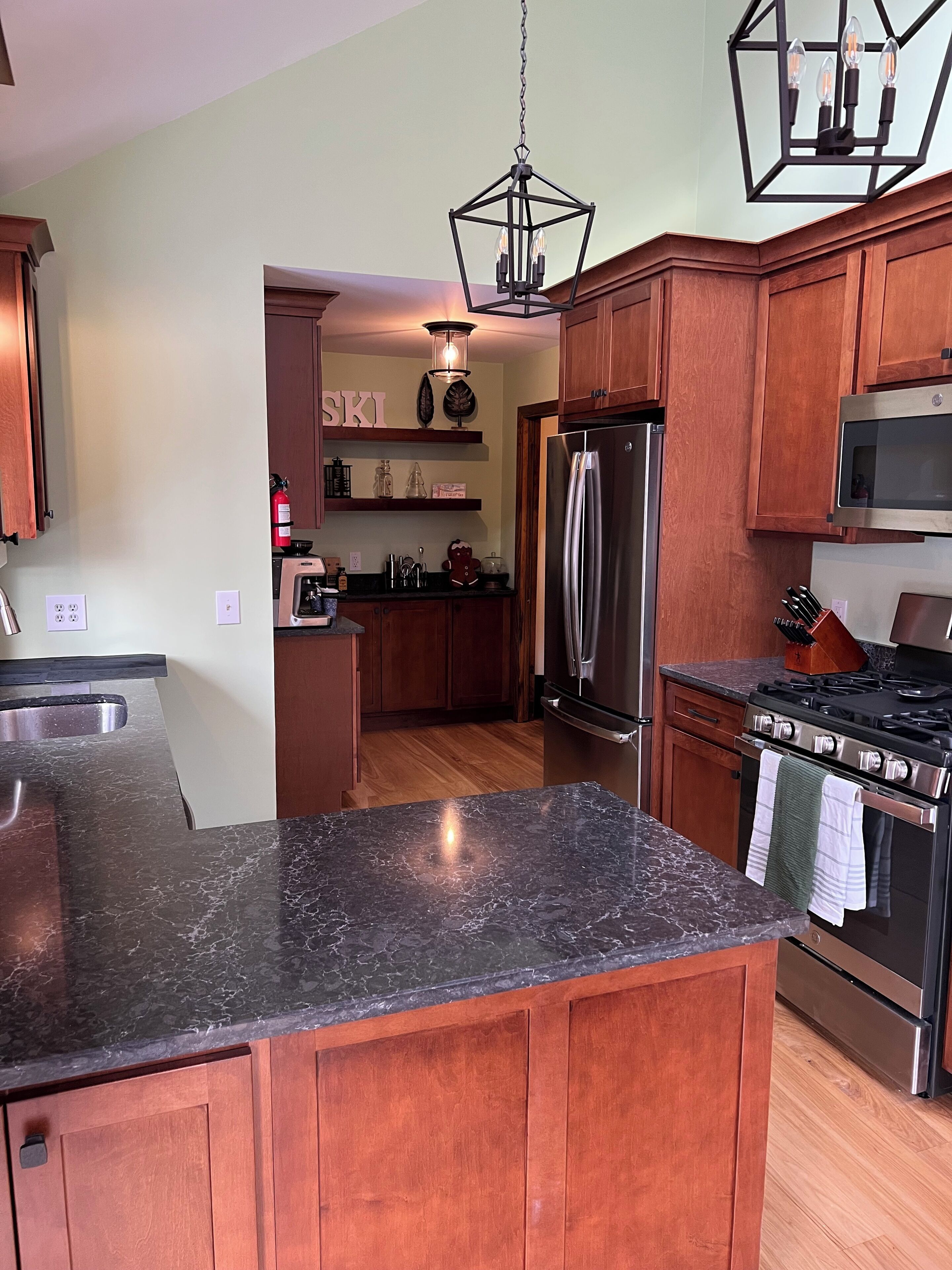 Kylskåp, mikrovågsugn, ugn och spishäll