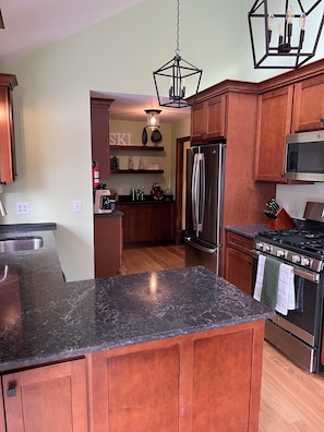 Jääkaappi, mikroaaltouuni, uuni, liesi