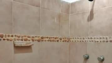 Håndklær, såpe, sjampo og toalettpapir