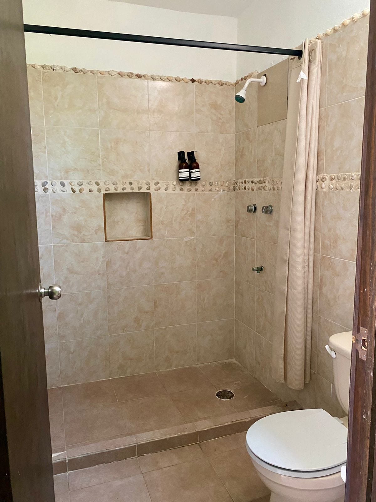Habitación estándar, balcón, vistas a la piscina | Baño | Toallas, jabón, champú y papel higiénico