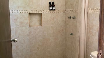 Habitación estándar, balcón, vistas a la piscina | Baño | Toallas, jabón, champú y papel higiénico
