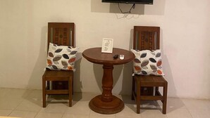 Phòng Tiêu chuẩn, ban công, quang cảnh hồ bơi | TV