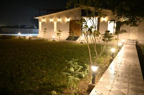 المنطقة المحيطة بالمنشأة