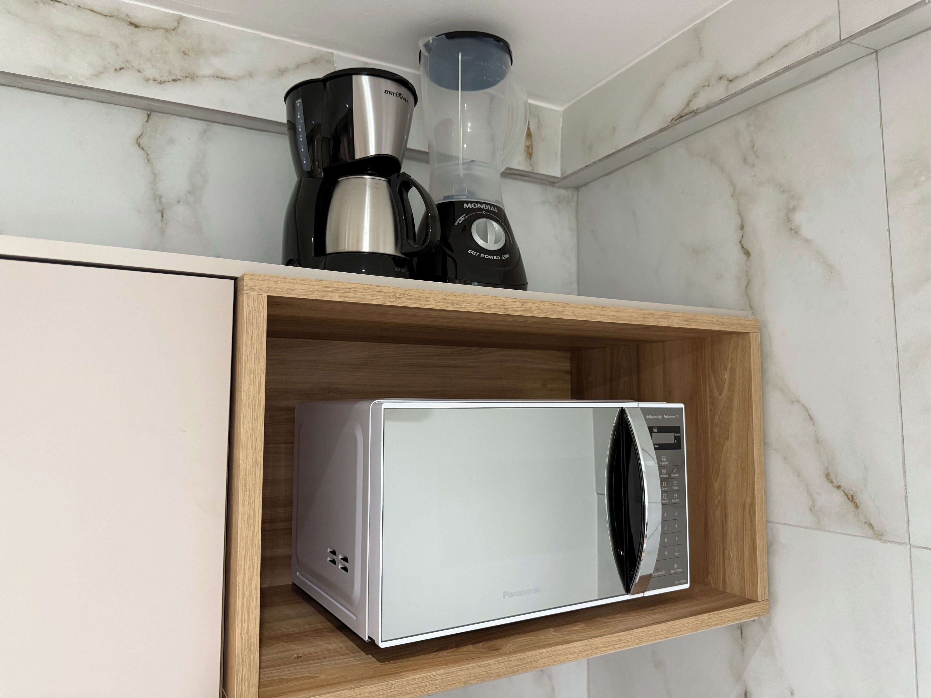 Kühlschrank, Mikrowelle, Herdplatte, Kochgeschirr/Geschirr/Besteck