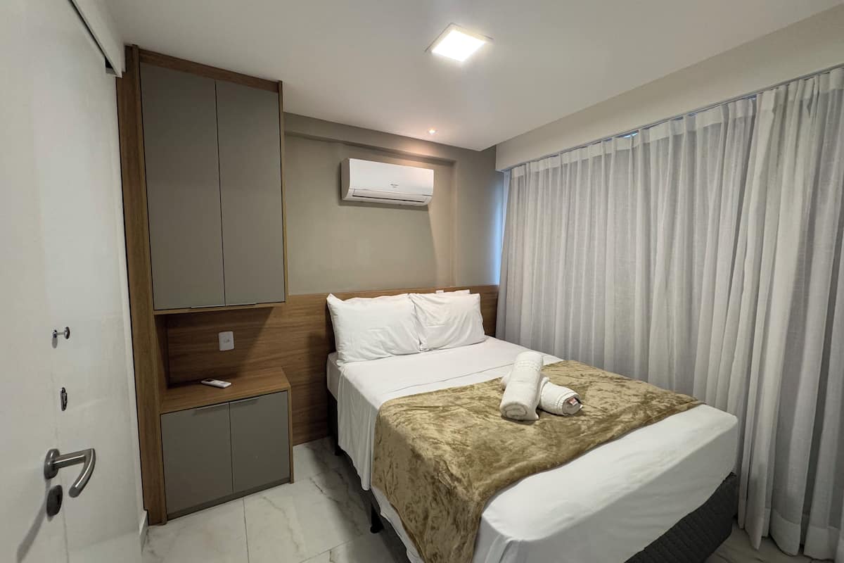 Minibar, free WiFi, bed sheets