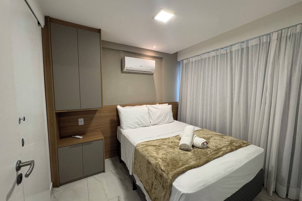 Minibar, free WiFi, bed sheets