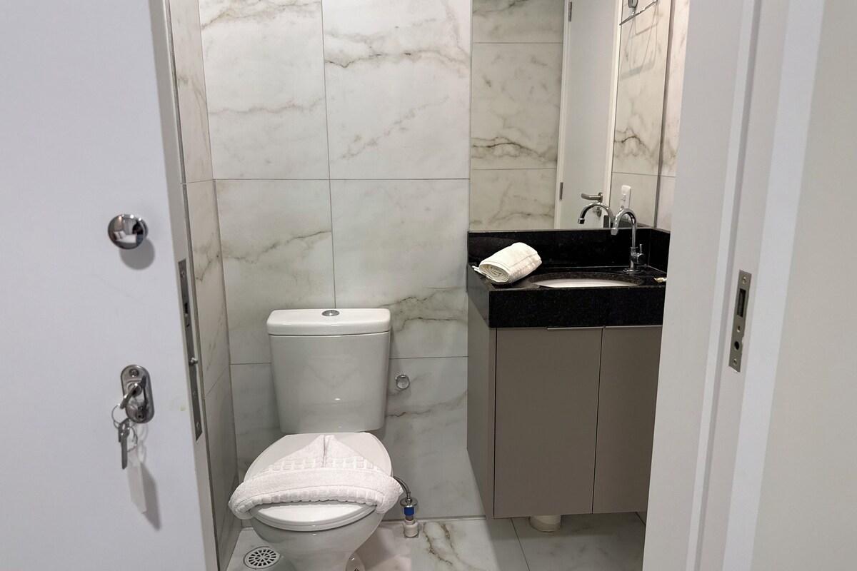 Kamar mandi | Shower, handuk, sabun, dan sampo