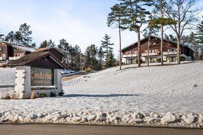 Schneebedeckte Landschaft mit einem Schild für 'Linderhof Country Club'.