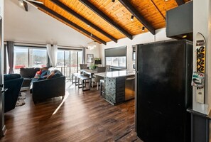 TV, fireplace, books - Bartlett Bunker Lane Escape, Unit 18-12 (Bartlett)
