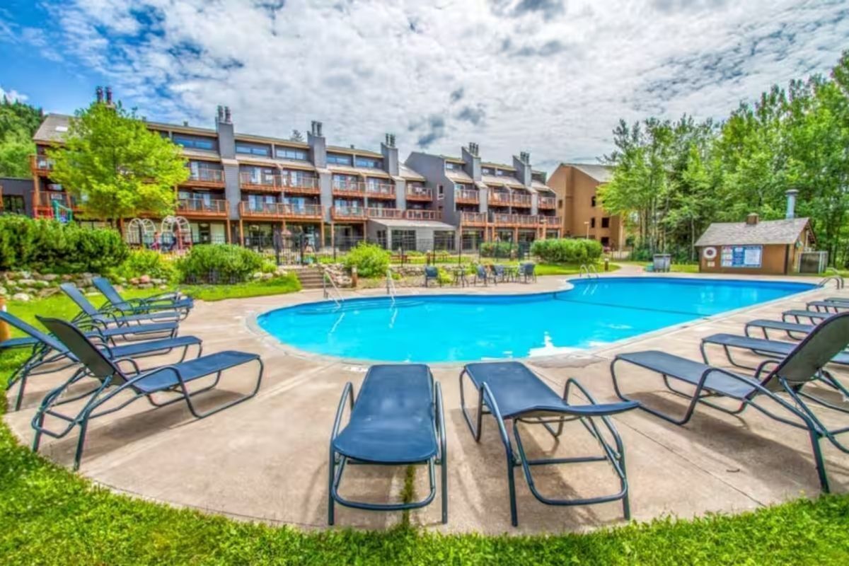 Een binnenzwembad, een buitenzwembad