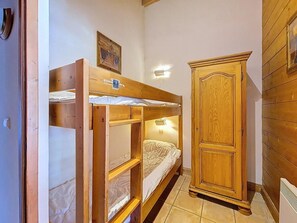 3 bedrooms, WiFi - 2nd floor, swimming pool, tv, ski locker, 63m², Les Menuires (Les Menuires)