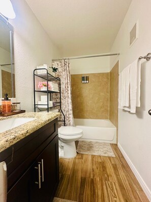 Asciugacapelli, bidet, asciugamani, sapone