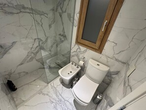 Ducha, secador de pelo, bidé y toallas