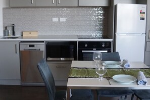 Private kitchen - Family Retreat HarbourResort Citywide in Ramada (Auckland)