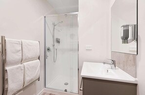 Hair dryer, towels, soap, toilet paper - Family Retreat HarbourResort Citywide in Ramada (Auckland)