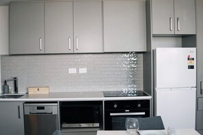 Private kitchen - Family Retreat HarbourResort Citywide in Ramada (Auckland)