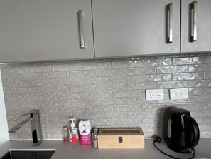 Private kitchen - Family Retreat HarbourResort Citywide in Ramada (Auckland)