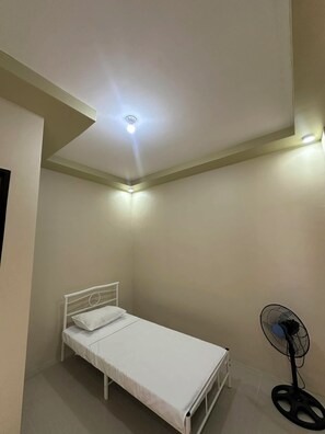 Room - Superb 3 br apartment AC private parking and 7-min drive to city center (Olongapo City)