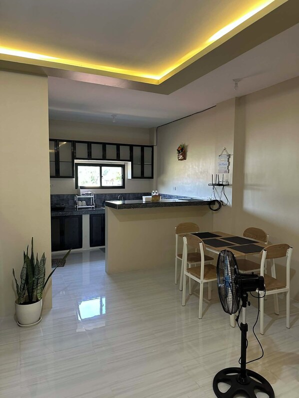 Dining - Superb 3 br apartment AC private parking and 7-min drive to city center (Olongapo City)