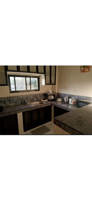 Frigorífic, microones, placa de cuina i bullidora elèctrica 