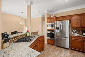 ثلاجة، ميكروويف، فرن، موقد طهي مسطح