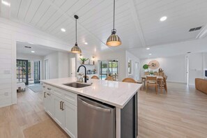 Fridge, microwave, oven, stovetop - Sleeps 11, Pool, Close to Anna Maria Beaches (Bradenton)