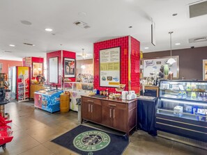 Ein Starbucks Kaffeehaus-Interieur mit einer Theke, Auslagen und einer Speisekarte.