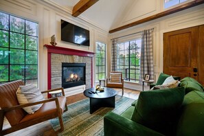 Living area - Cozy cabin in peaceful Broken Bow- Stargazing Dome, Hot Tub, Sauna, Hammock Deck (Broken Bow)