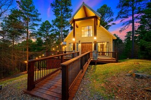 Exterior - Cozy cabin in peaceful Broken Bow- Stargazing Dome, Hot Tub, Sauna, Hammock Deck (Broken Bow)