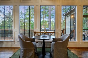 Dining - Cozy cabin in peaceful Broken Bow- Stargazing Dome, Hot Tub, Sauna, Hammock Deck (Broken Bow)