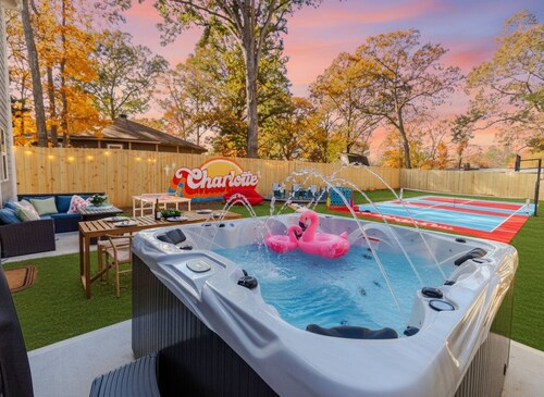 NEW 6BR · 11 Beds · Pickleball · HotTub · Firepit · Arcade · Karaoke · Putt Putt