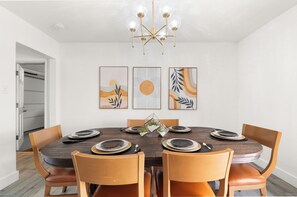 Dining - 4min Walk to Old-Town Entertainment & Shopping w/ POOL & HOT TUB for extra fee (Scottsdale)