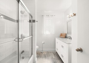 Shower, hair dryer, towels, soap - 4min Walk to Old-Town Entertainment & Shopping w/ POOL & HOT TUB for extra fee (Scottsdale)