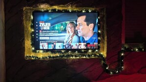 Un téléviseur fixé au mur affiche l’interface de Netflix, et l’on peut voir le titre d’un film : « ZVJER U MENT ».