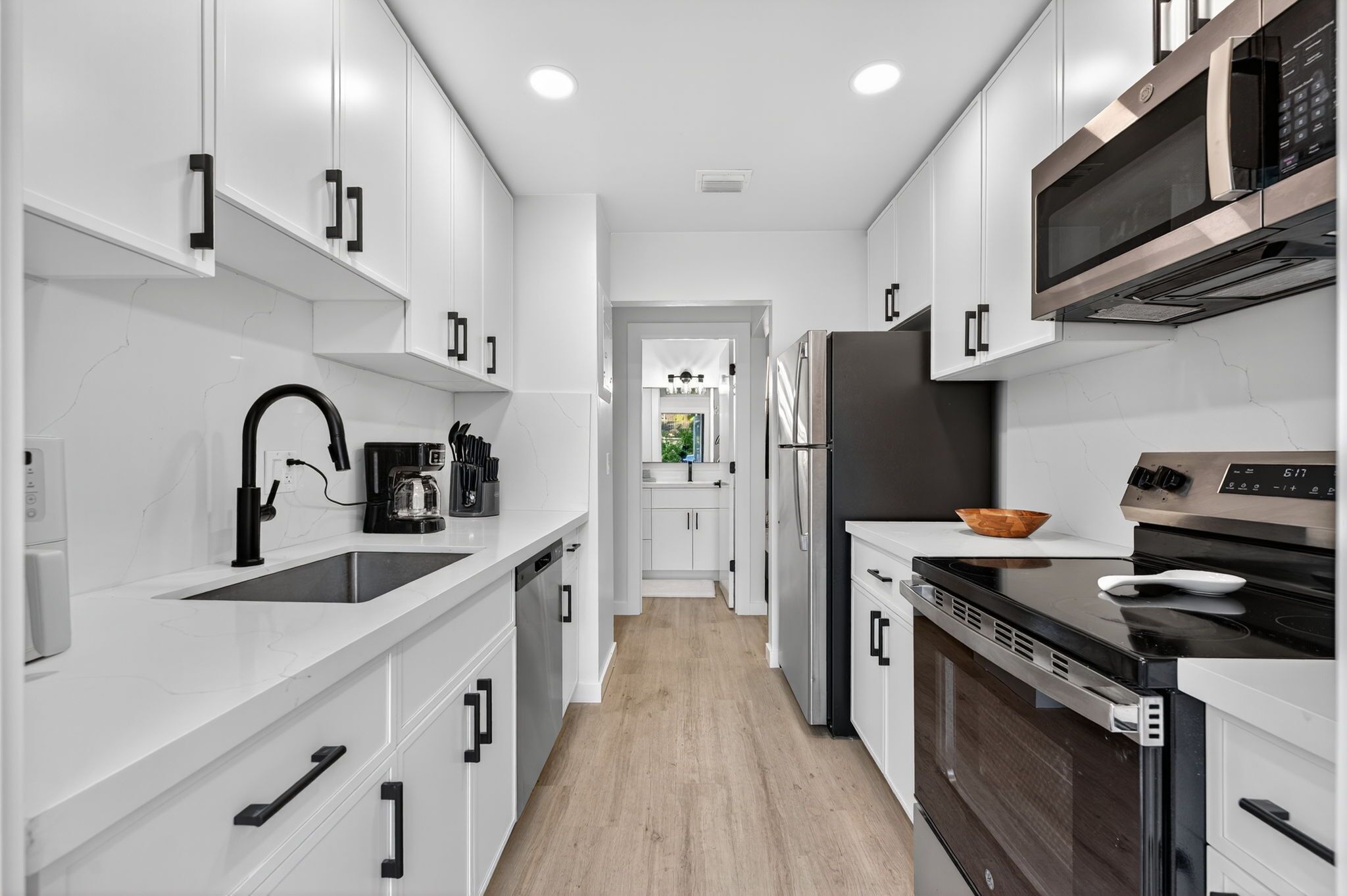 Frigorífico, microondas, horno y placa de cocina