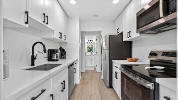 Frigorífico, microondas, horno y placa de cocina