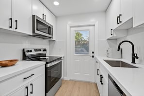 Private kitchen - The Sands- 2 Miles To Atlantic Ave - Steps to Beach (Delray Beach)