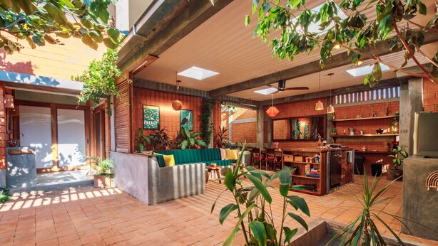 A spacious indoor area with a seating area, a kitchen, and a dining space. - 4 Beds. Villa, Pool, Oceanview (Puerto Ángel)